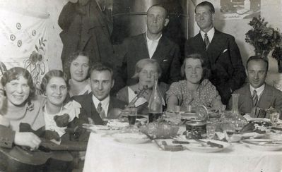 Unknown group.
Sitting at left Abram Dubrovkin (with musical instrument) [img]http://muuseum.jewish.ee/md.gif[/img]  
At far right possibly Isai (Isak) Dubrovkin
Keywords: [D]