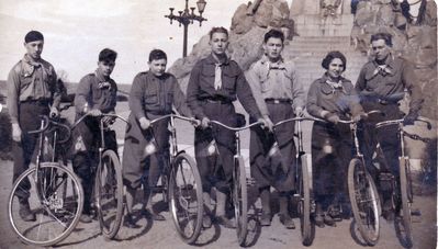 Friends on bicycles in Kadriorg. 15.4.1933
Left to right: Isi Goldmann, Izhak Haitin, Lev Slavitski, Herman Migdal, Mendel Grinstan, Rebekka Haitov, Samuil Rybak
