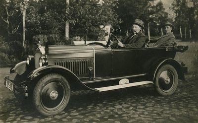 From pictures of Kahn family
