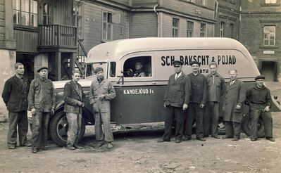 Bakscht Schloma & sons.
""Bakscht  & pojad" tegevusala oli tekstiili- ja galanteriitoodete kaubandus, aadressil Tartu Poe t 3. Kaubandusettevõttes töötas poeg Boriss Bakscht, tütremees Moses Kaplan oli ärijuht. Teoreetiliselt peaks vähemalt üks poeg veel firmaga seotud olema, aga internet andis ainult käesoleva info.
23.sept 1940 "Bakscht  & Pojad" natsionaliseeriti. Boriss asus tööle kammivabrikusse insener-ökonomistina, tema abikaasa, Riias sündinud Hana (Anna) jätkas tööd arstina. Kuna juudi perekond oli venekeelne ja vene kultuuriruumis kasvanud, siis olid nad tuleviku suhtes üsna optimistlikud.
13.juunil 1941, ööl vastu 14.juunit 39-aastane Boriss, tema 36-aastane abikaasa Hana ja nende lapsed 8-aastane Theodor ja 3-aastane Rina viidi kõige-kõige esimestena Tartu piirkonnast esimesse küüditamisvagunisse. Theodor on arutlenud selle põhjuste üle, et kas see tulenes nende perekonnanime esitähest ja A-tähega küüditatavaid polnud või elasid nad kõige lähemal või oli veel mingi muu põhjus."
