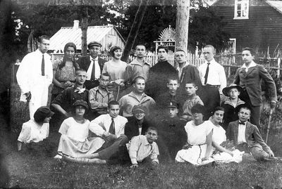 Maccabi? Tartu youth on trip to Elva - 1923
Top row: Boris Bakscht, B. Epstein, ?, ?, Goldov, Schura Kaplan, Gilinov, Willi Usvanski, ?
Middle row: ?, ?, ?, ?, ?, Levitin
Bottom row: ?, S. Goldov, Abram Kropman, Tasja Amitan, David Bakscht, Josef Usvanski, ?, ?, Pasternak 
Keywords: [U] [K] [G] [B] [P]