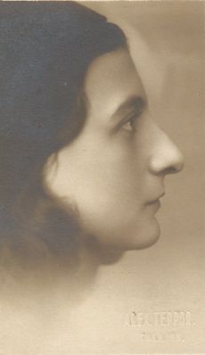 Sara Teitelbaum (1910-1941)
1931
Keywords: [T]