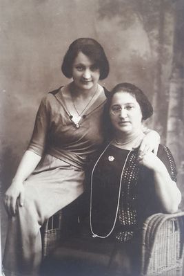 Aismann sisters
From left: Fanny Oley (Aismann) (1896-1940), Ida Bigel (Aismann) (1883-?)

