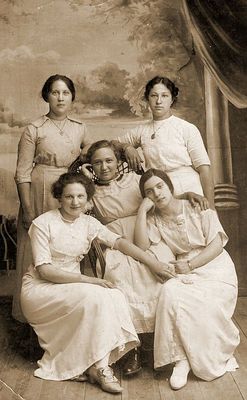 Aismann sisters
Left to right.
Top: Berta Aismann (1890-1962), Rebekka Danzig (Aismann) (1887-1965)
Bottom: Fanny Oley (Aismann) (1896-1940), Roche Galpern (Aismann) (1889-?)
In the middle: Olivson 
