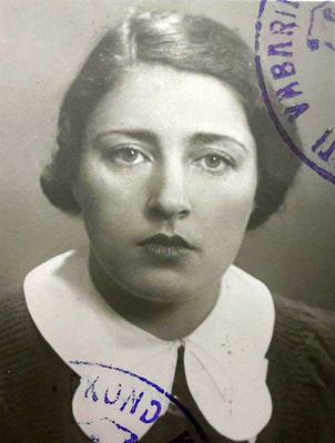 Lina Anna Hoff (Maisel) (1908-?)
Keywords: [M]