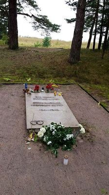 Pärnu children that were murdered in the synagogue were probably buried here.
Pärnu maakond, Tahkuranna vald, Reiu küla Rae. Erected after 1990. Picture taken in September 2014.
