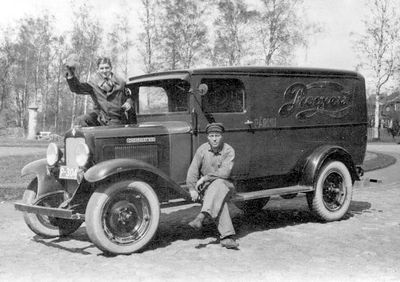 Vesset Max (Mendel)
Vessetile kuuluv Pärnu šokolaadi-ja kompvekitööstuse veoauto Chevrolet.
Chevrolet of the  Pärnu Chocolate faсtory owner Max (Mendel) Vesset. 1935. 
