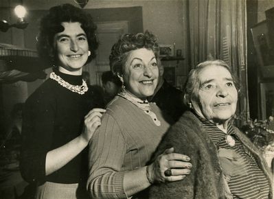"3 generations" of Furmanskys.
Left to right:
Binna Luik (Glükmann, nee Glikmann), Sara Glikmann (Furmansky),  Rasche Furmansky (?)

