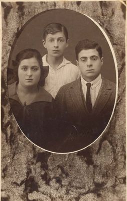 Gordin family
Sara (Jette) Gordin (Lemchen) (1907 - ?  [img]http://muuseum.jewish.ee/md.gif[/img] ), Josif Gordin ?, Isak Gordin (1906 - 1941  [img]http://muuseum.jewish.ee/md.gif[/img] )
