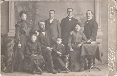 Schotz family. Pärnu.
Left to right.
Standing: Elsa Schotz, Moses (Maxie) Schotz, Jeanott Schotz, Kusiel Schotz
Sitting: Hessi Schotz, Jacob Schotz, Benno Schotz, Tscherna Tischa Schotz (Abramovitsch).


