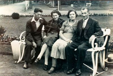 Gordin family.
Left to right. Benjamin Gordon (Gordin), Male Kiperman (Gordin), Gita Gordin (Schepsel), Jehoschua Gordin.
