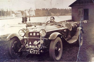 Aron (Vio) Citron with his Alfa-Romeo
Keywords: [sport]