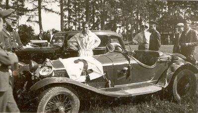 Aron (Vio) Citron with his Alfa-Romeo
Keywords: [sport]