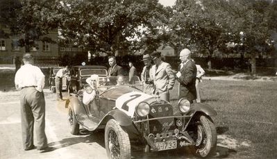 Aron (Vio) Citron with his Alfa-Romeo
Keywords: [sport]