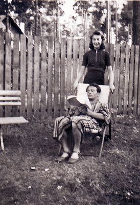 Moissei (Muha) Beilinson [img]http://muuseum.jewish.ee/md.gif[/img] and Stella Ginovker (Beilinson) in Narva-Jõesuu summer house. 1939.
