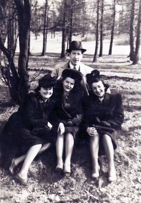 17.4.1949. Schagal, Beilinson
Josif Schagal with his first wife (in the middle), Stella Beilinson (from right) and Schagal wife's friend.
Keywords: [S]