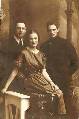 Binmann siblings (between 1920 and 1924) in Pärnu
Left to right: Harry Binman, dr Ella Põld (Binman) [img]http://muuseum.jewish.ee/md.gif[/img], Harri (Herz Mosche) Binman (b. 1909) [img]http://muuseum.jewish.ee/md.gif[/img]. Both Ella and Harri were killed in Estonia. Harry emigrated to USA in 1909 and died there.
