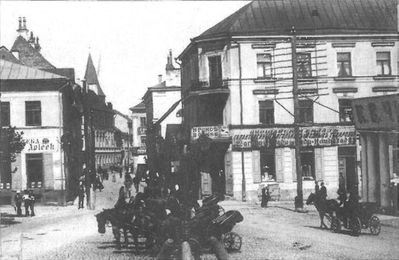 Gens Ber (at right) Tartu, Rüütli tn.
Firma 45 a. juubel. 6. septembril s. a. möödub 45 aastat tuntud firma B. Gens ja Pojad asutamisest. Firma B. Gens ja Pojad on asutatud 1885. aastal surnud Bernhard Gens'i poolt ja ta asus varem Rüütlti tänaval, kust 1900. a. üle viidi praegusele kohale.

Postimees, 06.09.1930
