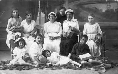 Citron family
Left to right. Children: Reeli (Reni), Ethel, Raja, Aron (Vio) Citron
Sitting in the middle Lida Citron (Friedman)
