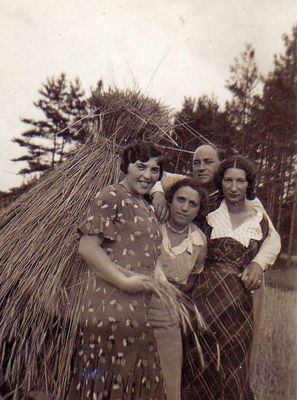 Pakin Braschinsky
Left to right: ?, Dora Braschinsky (Levin), Zusman Pakin, Asja Pakin (Brisk)
Keywords: [P]