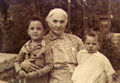 Zisle Kofkin (Gordon) with Samuel and Selika Besprosvanie (both [img]http://muuseum.jewish.ee/md.gif[/img])
