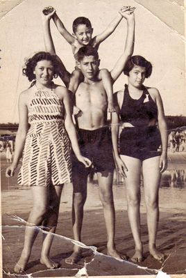 Pärnu, 1939
Left to right: Ruth Kamerasse [img]http://muuseum.jewish.ee/md.gif[/img], Rafi Levin with Samuel Besprosvanie [img]http://muuseum.jewish.ee/md.gif[/img], Dina Pliskin (Levin)
Keywords: [K] [B]