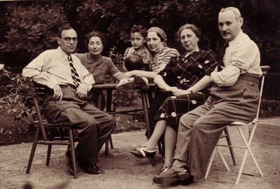 Kofkin Levin
Left to right.
Isak Levin, Ester Levin (Kofkin), Samuel Besprosvanie [img]http://muuseum.jewish.ee/md.gif[/img], Betty Besprosvanie (Kofkin), Sara Josselson (Kofkin) [img]http://muuseum.jewish.ee/md.gif[/img], Kusiel Josselson [img]http://muuseum.jewish.ee/md.gif[/img]
Keywords: [L]