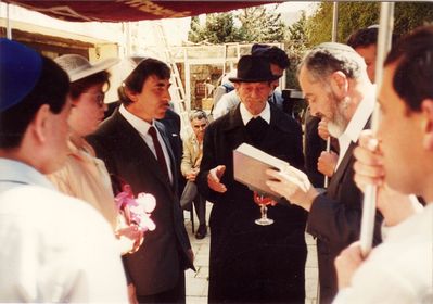 Huppa with Rav Kahane. Jerusalem, 15.3.1989
Left to right. Ira Sonin (Levin), ?, ?, Rav Meir Kahane
