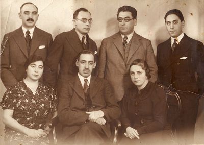 Levin family
Left to right:  
Standing: Herman (Hirsch) [img]http://muuseum.jewish.ee/md.gif[/img], Isak [img]http://muuseum.jewish.ee/md.gif[/img], Abram , Ber
Sitting: Ida Heltzer (Levin), Schaul [img]http://muuseum.jewish.ee/md.gif[/img], Dora Braschinsky (Levin)  
