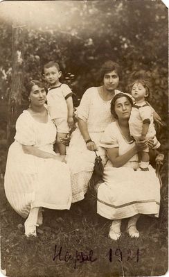 Haapsalu 1921 Levinson Levin Kofkin
Left to right.
Dora Levinson (Kofkin), Mones Levinson, ?,  Ester Levin (Kofkin), Leo Levinson
Keywords: [L]