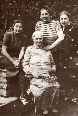 Kofkins. Tallinn-Kose 1938.
Left to right.
Ester Levin (Kofkin), Zisle Kofkin (Gordon), Betty Besprosvanie (Kofkin), Sara Josselson (Kofkin) [img]http://muuseum.jewish.ee/md.gif[/img]
