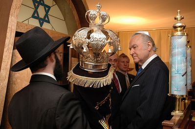 President Arnold Rüütel's visit to community in Chanuka 7.12.2004
Mr president in the synagogue. With the estonian rabbi Mr Shmuel Kot
