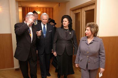 President Arnold Rüütel's visit to community in Chanuka 7.12.2004
Left to right: The head of the synagogue Mr Boris Oks, Mr president A. Rüütel, Mrs president I. Rüütel, the chairperson of the Community Mrs Cilja Laud
