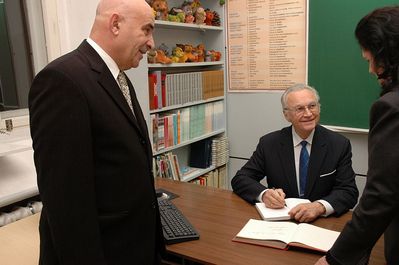 President Arnold Rüütel's visit to community in Chanuka 7.12.2004 
Mr A. Rüütel signs the school's guestbook. At left - Mihail Beilinson, the school director. At right - Mrs Ingrid Rüütel.
Keywords: [education]