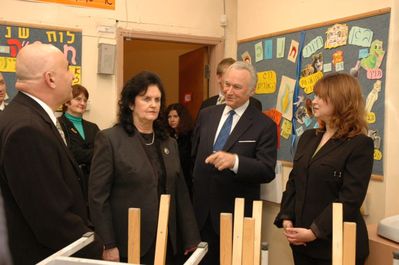 President Arnold Rüütel's visit to community in Chanuka 7.12.2004
In the school class
