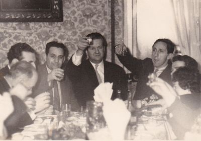 At Ditman's
Left to right: ?, ?, ?, Ber Ditman, Ilja Kitt, ?, ?
Keywords: [unknown}