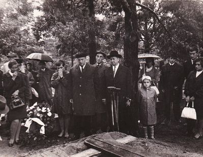 The funeral of David Jakobson (Ditman) 18.7.1969. Tallinn Rahumäe cemetery.
Right to left: Aviva Ditmann, Viktor Ditmann, Lev Ditmann, Vera Ditmann, Dan Ditmann, Ber Ditmann, ?, Mendel Ditmann, Felicita Ditmann, ?
