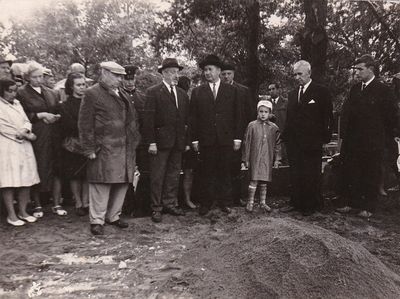 The funeral of David Jakobson (Ditman) 18.7.1969. Tallinn Rahumäe cemetery. 
Right to left: Viktor Ditman, Arnold Aunapuu, Dan Ditman, Ber Ditman, ?, ?

