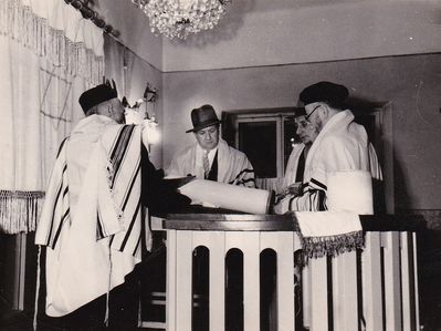 Tallinn synagogue (10) 1960 - Kreutzwaldi 23 Bar-mizva preparation. 
Left to right: Rav Eliahu Izhak Katz, Ber Ditman, ?, ?
