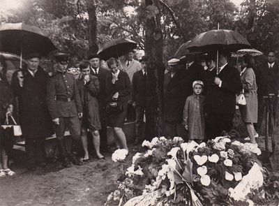 The funeral of David Jakobson (Ditman) 18.7.1969. Tallinn Rahumäe cemetery.
Left to right: Asriel Meilach, Imre Ditman, Sirje Ditman, Mendel Ditman, etc
