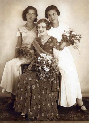 Dora Rybak (1915-1980). See description.
Foto. Haapsalu suvekuninganna 1933 Valentine Sasnovski kahe näitsikuga (Irene Ignatjev, Debora Rõbak). Valiti Haapsalu Kaunistamise Seltsi suvepeol 22. juuli 1933. Linnavalitsuse album.
