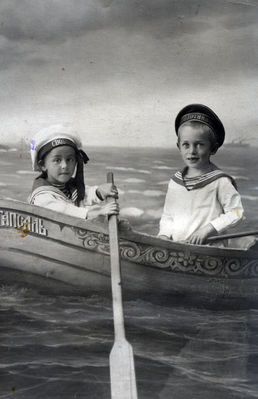 In Haapsalu. 1918.
Leo Ginovker (left) and Ilja (Alja) Isrin
