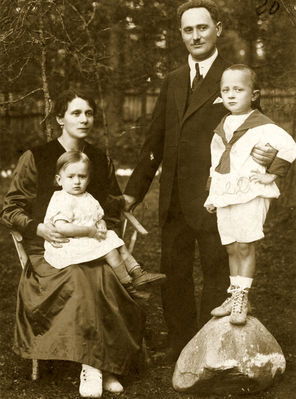 Wasserman family. Tallinn, 1920 
Dayle Wassermann (Gordon) with Rezi and Naftaly Herz Wassermann with Perez
