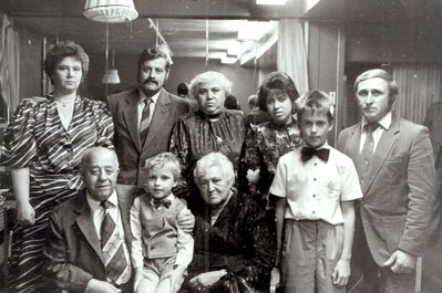 Kitt - Sack families, Tallinn 1986
Left to right: sitting - Benjamin Kitt, Lenart Kitt, Hilja Pavlovski (Valdam), Robert Kitt.
Standing: Rina Kitt (Pavlovski), Leo Kitt, Mascha Sack (Kitt), Ilona Avdejev (Sack), Anatoly Avdejev
