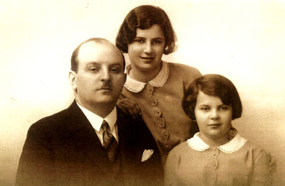 Mark Poljak (1889-1966) with daughters Valentina Klompus (Poljak) (1918-1941 [img]http://muuseum.jewish.ee/md.gif[/img]) and Ruth Refes (Poljak)
