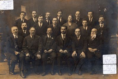 Keren Kayemet council. Tartu, 1910.
Left to right.
Sitting: Eliachu Usvansky, ?, ?, Kruskal, Mirvits, Jakob Aron Jakobson
Middle row: Schmuel Mendelev, ?, ?, Fruma Epstein (Rabinovitsch), Grubin,  Muschkat
Upper row:  Epstein, ?,  Nosson Gens, Leib Kruskal, Leib Levitin, Atlas
Keywords: Schmuel Mendelev,