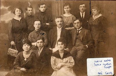 Uknown group. Tartu, 1905. 
Standing first from left is Fruma Epstein, who has to be 21 years old in 1905. ???
Keywords: [unknown]