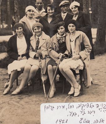 Elva, 1928
Left to right.
Bottom row: Mira Sper (Grobin), Riva Mazliach (Epstein), Riva Spungin (Gor), Fenja Kaulback (Beltschikov)
Top row: Barbara (Basja) Hoffmann (Epstein), Samuil (Shura) Kaplan,
