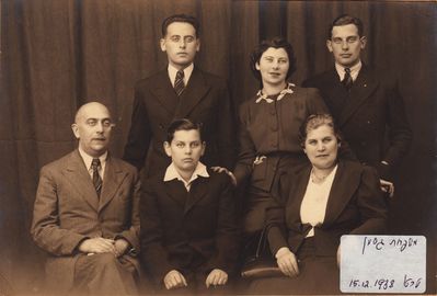 Gasman family. 15.12.1938, Tartu
Left ti right.
Sitting: Schlomo Gasman (1881-1962); Ber-Leib Gasman (1924-2006); Meri Gasman (Kalton) (1888-?)
Standing: Naum Gasman (1910-2010; Sonja Gasman (1908-1941 [img]http://muuseum.jewish.ee/md.gif[/img]); Abram Gasman (1914-194x)
