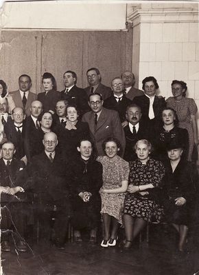 One half of the picture - Jewish Medical society
Left to right.
Sitting: ?, Josef Abramson,
Middle row: ?, ?, Morris Schuman
Top row: ?, Moissei Serman, ?, Abram Tuch
